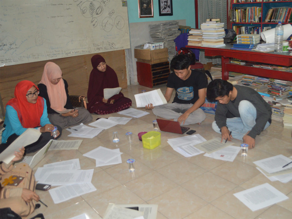 Suasana belajar Kelas Literasi Paradigma Institute (KLPI) Makassar